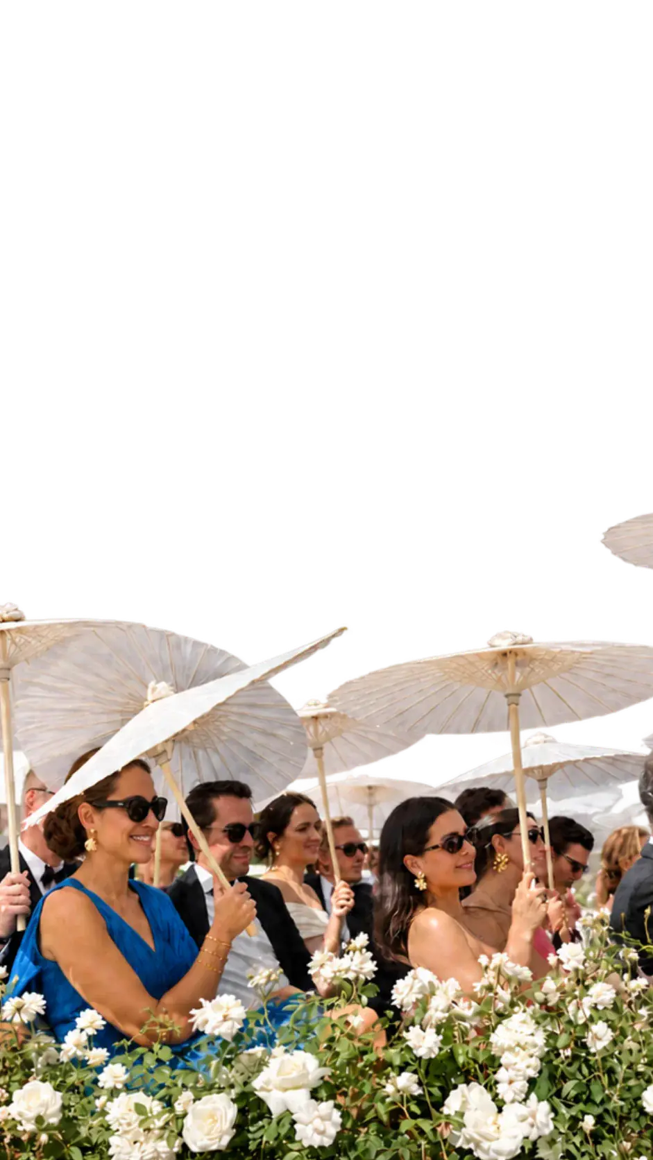 Novios sobre un acantilado mediterráneo frente al mar