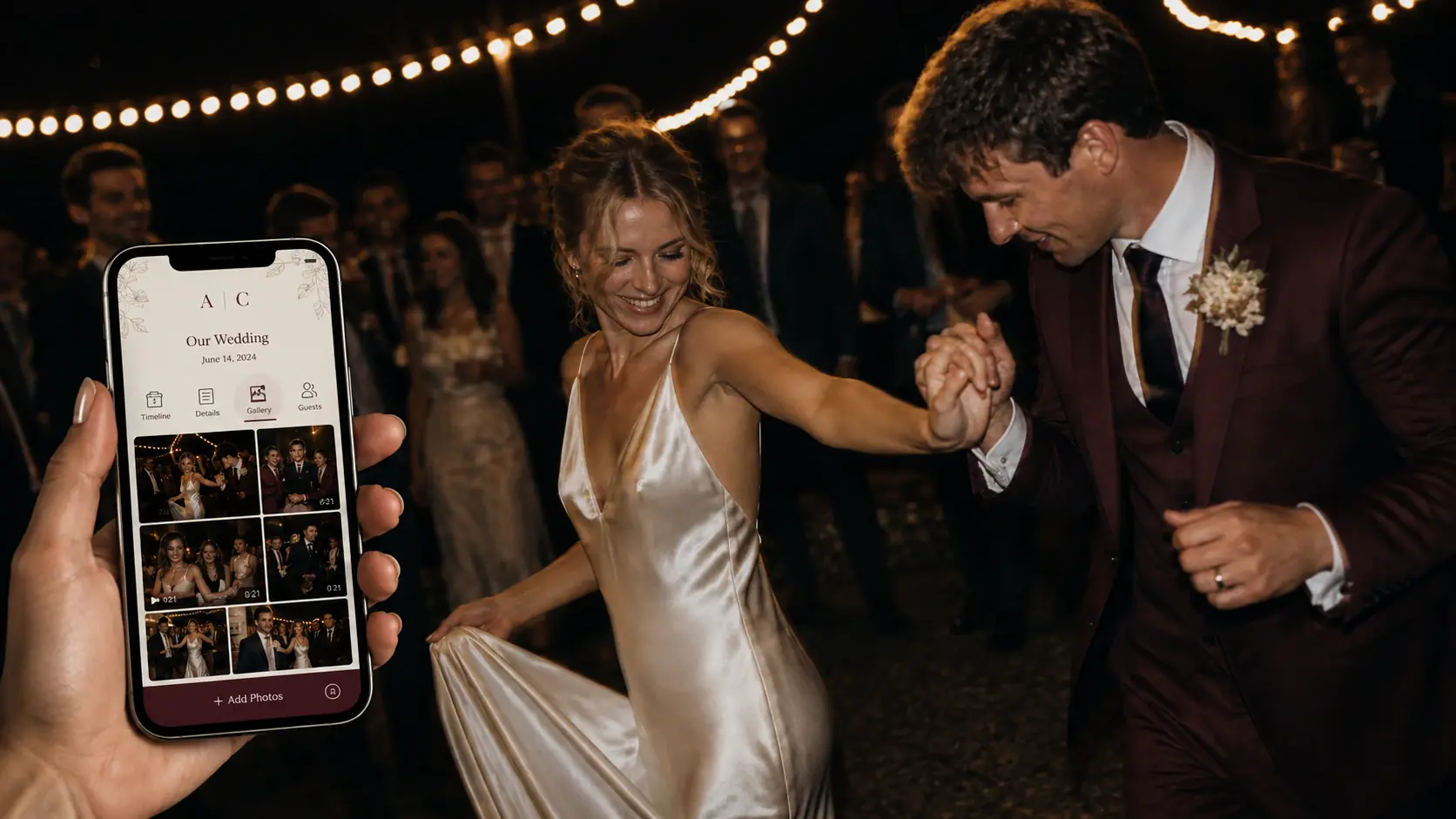 Invitados compartiendo fotografías en el álbum digital de una boda